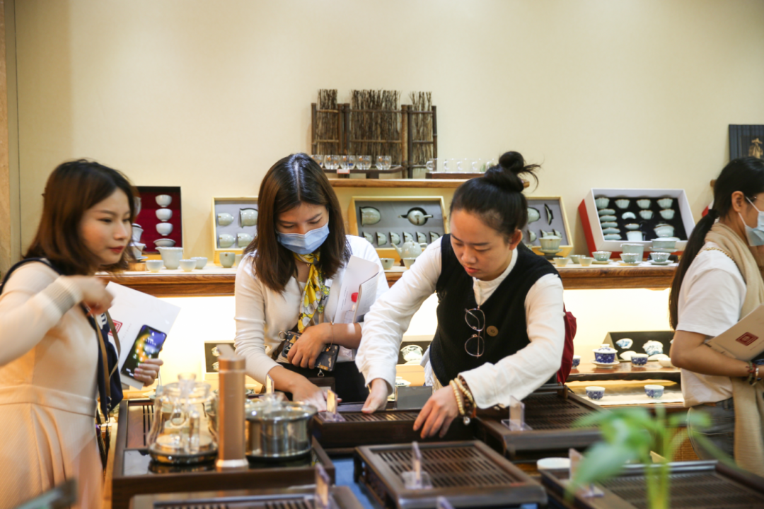 熱烈歡迎中國(guó)評(píng)茶師 · 茶藝師同學(xué)聯(lián)誼會(huì)的老師們到訪漢唐臺(tái)州總部插圖14 熱烈歡迎中國(guó)評(píng)茶師 · 茶藝師同學(xué)聯(lián)誼會(huì)的老師們到訪漢唐臺(tái)州總部插圖14