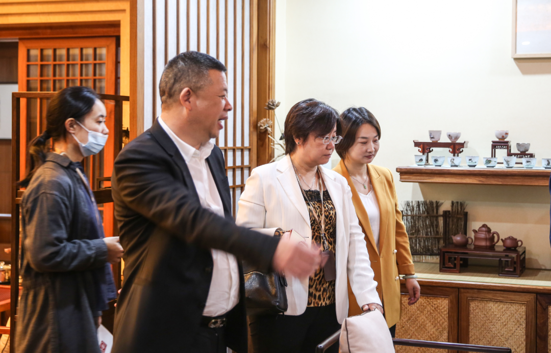 熱烈歡迎中國(guó)評(píng)茶師 · 茶藝師同學(xué)聯(lián)誼會(huì)的老師們到訪漢唐臺(tái)州總部插圖16 熱烈歡迎中國(guó)評(píng)茶師 · 茶藝師同學(xué)聯(lián)誼會(huì)的老師們到訪漢唐臺(tái)州總部插圖16